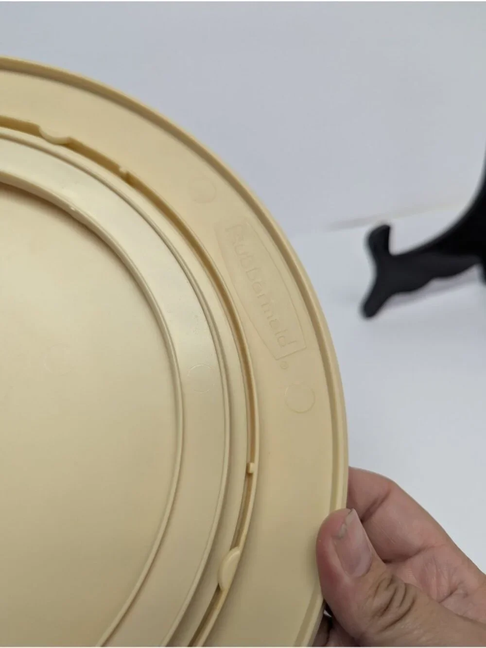 Rubbermaid features turntable